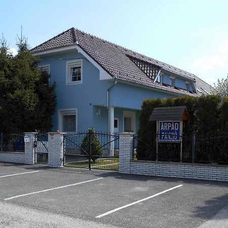 Bed and Breakfast Árpád Panzió Győr Esterno foto