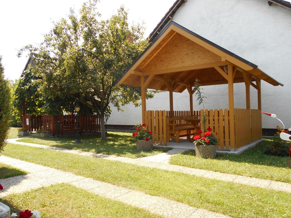 Bed and Breakfast Árpád Panzió Győr Esterno foto