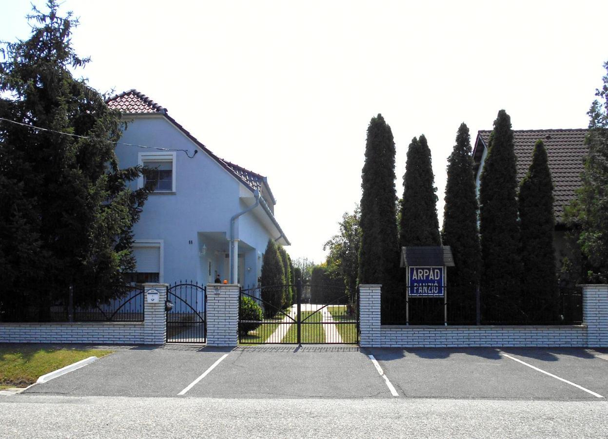 Bed and Breakfast Árpád Panzió Győr Esterno foto
