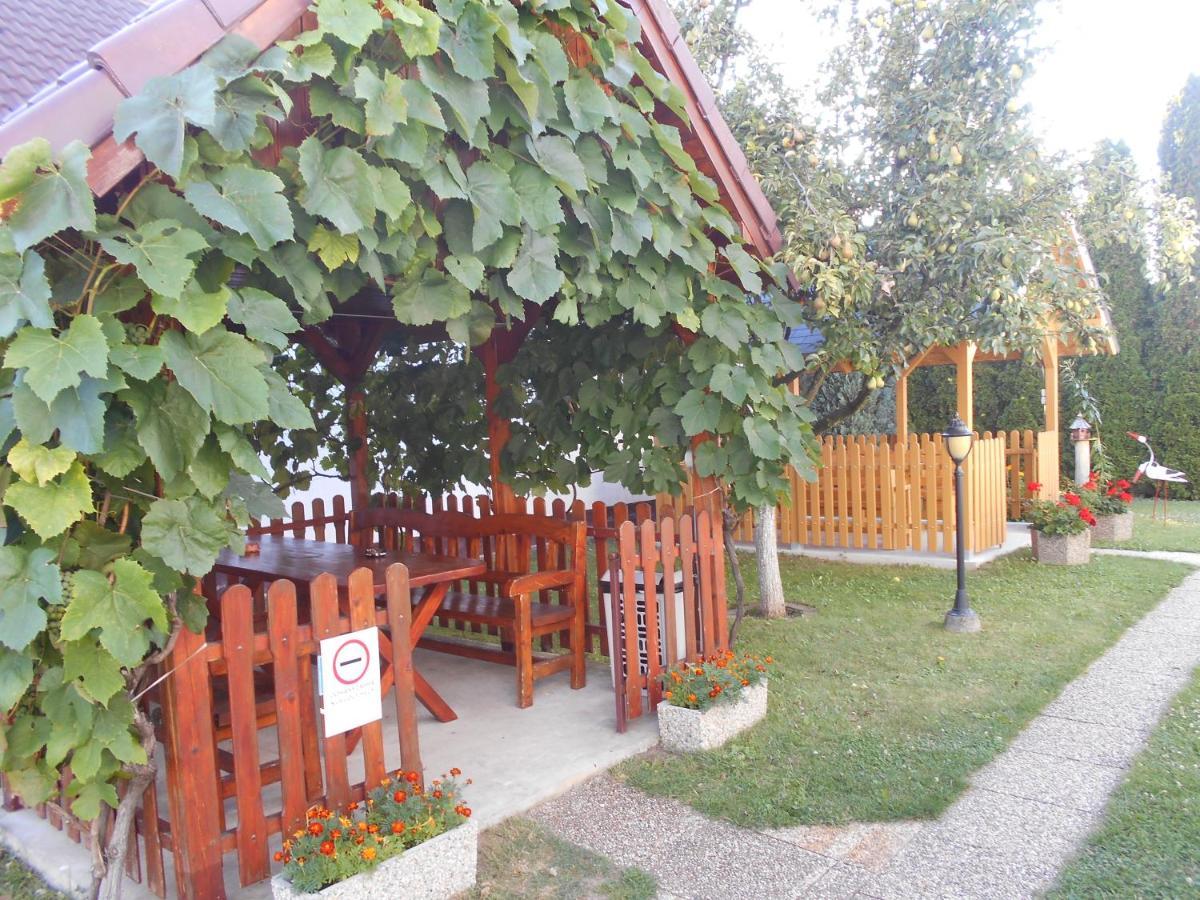 Bed and Breakfast Árpád Panzió Győr Esterno foto