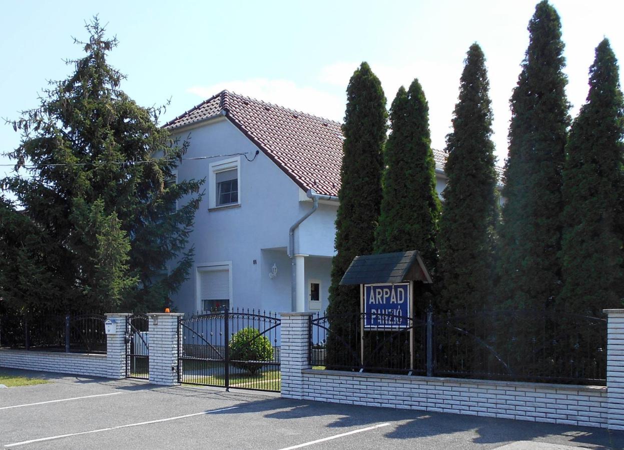 Bed and Breakfast Árpád Panzió Győr Esterno foto