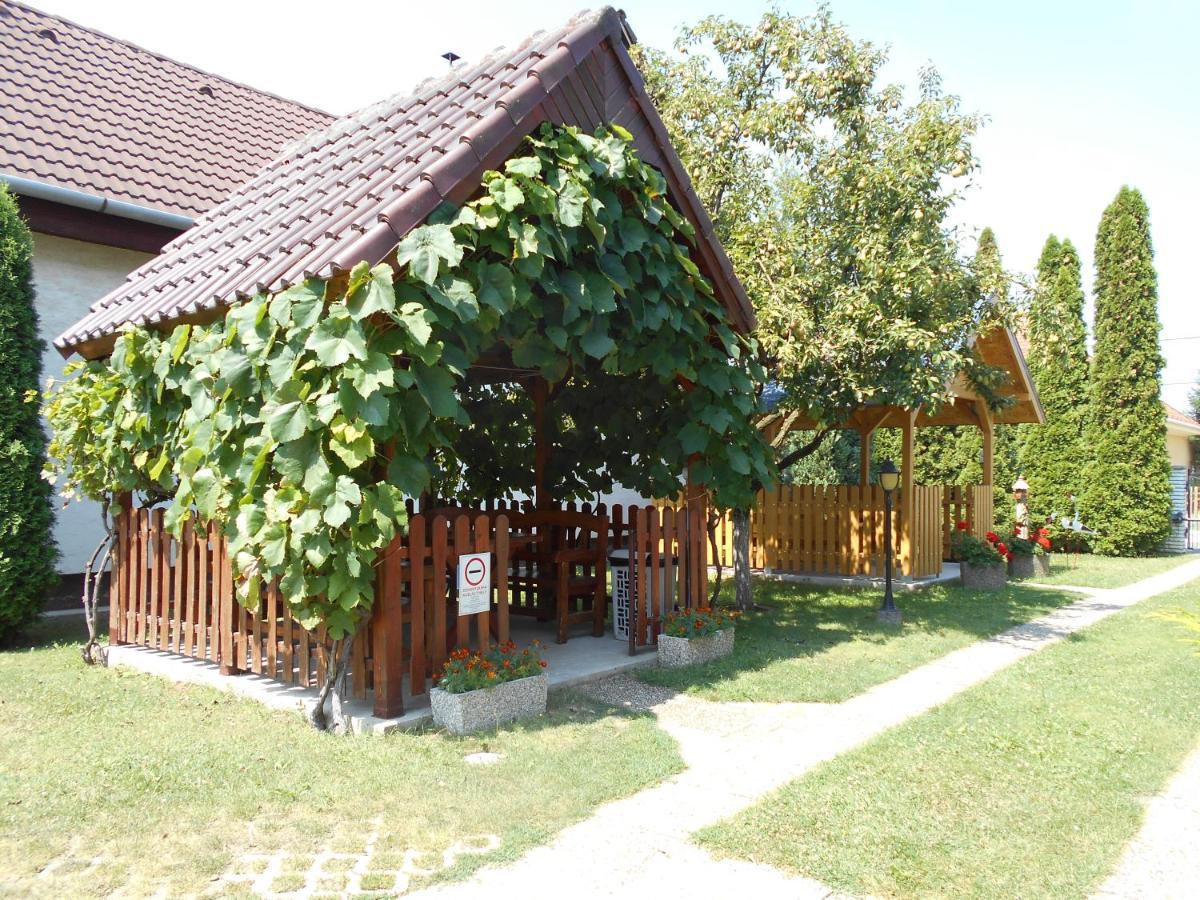 Bed and Breakfast Árpád Panzió Győr Esterno foto