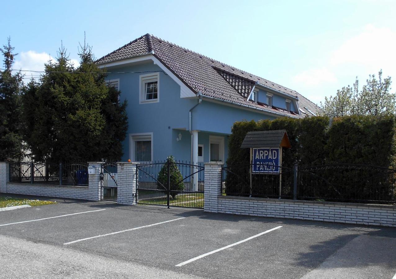 Bed and Breakfast Árpád Panzió Győr Esterno foto