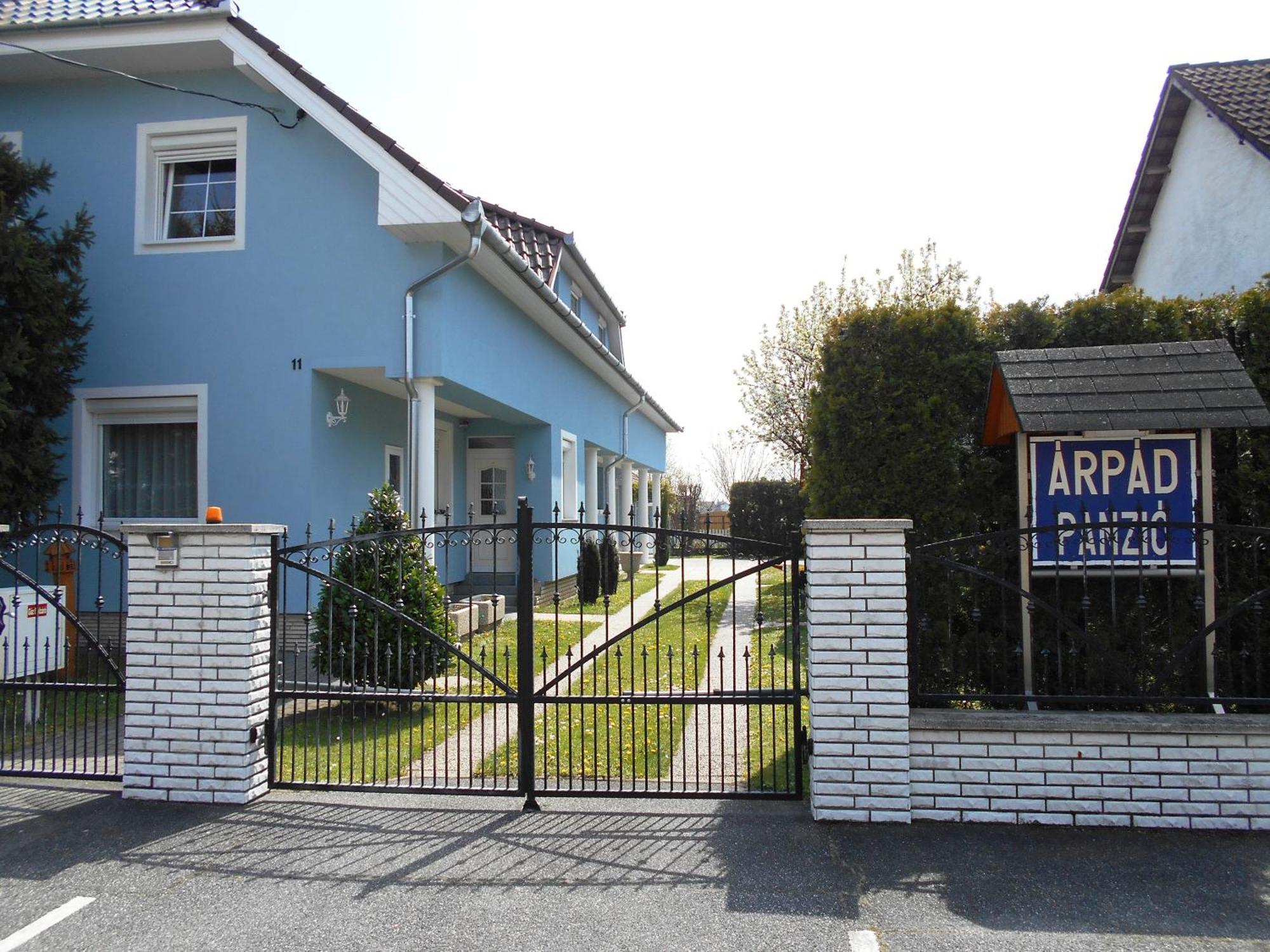 Bed and Breakfast Árpád Panzió Győr Esterno foto